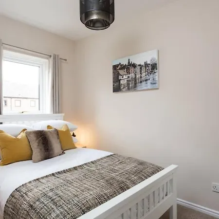 Fewster Way Townhouse * York